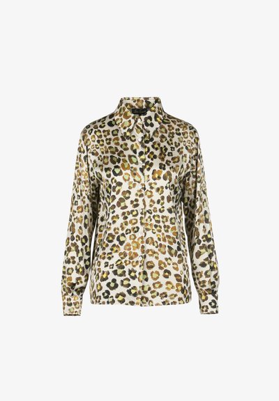 Blusa de estampado de leopardo con cuello, mangas largas y cierre delantero de botones. La tela tiene una textura suave y brillante.