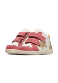 Scarpe per bambini con suole bianche, sovrapposizioni in suede beige e rosa, doppie cinghie in velcro e una stella color testa di moro sul lato.