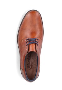 Chaussure en cuir marron avec une finition lisse, à bout rond, lacets bleus et couture contrastante. Présente une semelle intérieure rembourrée et une semelle extérieure en caoutchouc.