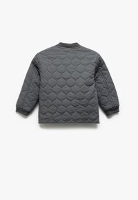 Grijze doorgestikte jas met afgerond stikselpatroon, geribbelde manchetten en kraag, met een ontspannen pasvorm en eenvoudig ontwerp.