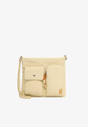 Bolso bandolera de cuero amarillo con correa ajustable, bolsillo con solapa frontal y compartimento con cremallera. Presenta detalles en naranja y logo en relieve.