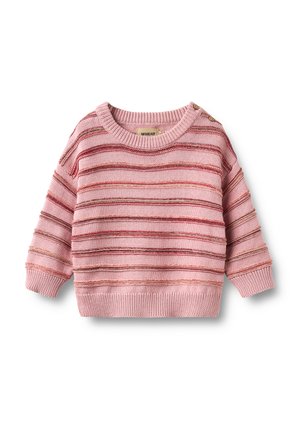 Petit pull rose tricoté avec des rayures horizontales rouges et marron, poignets, ourlet et encolure en côtes, et deux boutons sur une épaule.