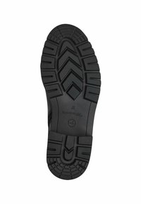 Semelle de chaussure en caoutchouc noir avec un motif de grip texturé en zigzag ; présente un talon arrondi et un logo imprimé près du centre.