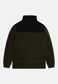 Giacca a vento imbottita con una parte superiore nera e corpo verde oliva scuro. Realizzata in un materiale liscio con pannelli orizzontali cuciti. Collo rialzato.