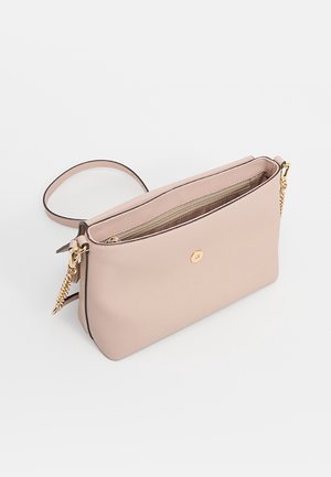 Pochette rectangulaire en cuir rose pâle avec fermeture éclair dorée, détail chaîne et fermeture à bouton, présentée ouverte sur un fond blanc.