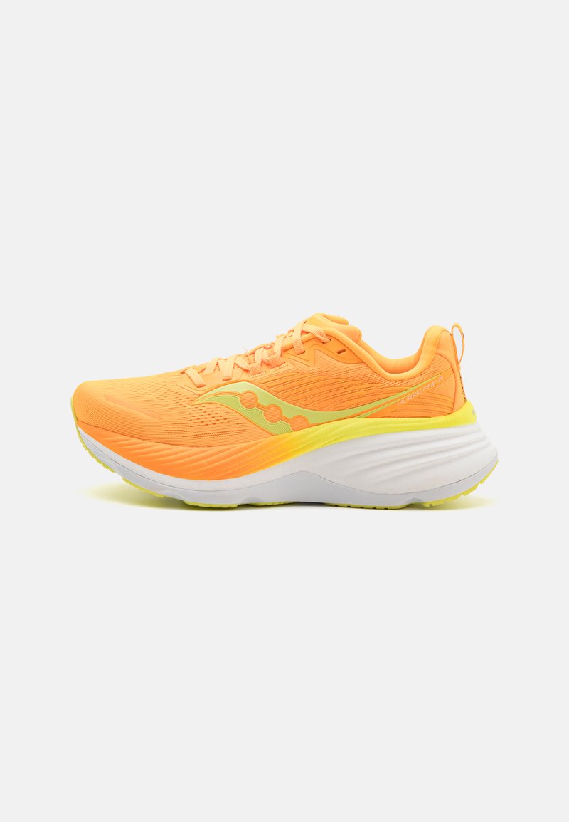 Baskets de course orange vif avec un dessus texturé, des accents jaunes contrastés et une semelle blanche rembourrée. Comprend un système de laçage sécurisé.