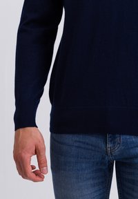 CASH-MERE V-AUSSCHNITT  - Neule - marine blau