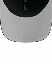 Schwarze und graue Baseballmütze mit einer strukturierten Vorderseite, gebogenem Schirm und kontrastierenden Nähten. Der Stoff hat eine glatte Textur. 9FORTY-Tag sichtbar.