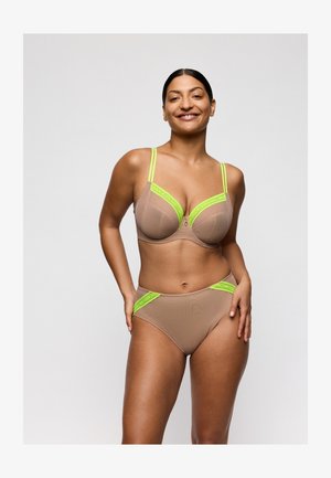 Beige lingerie set met mesh-stof, neon groene bandjes en accenten. De beha heeft een centrale sluiting en cups met volledige bedekking. De slip heeft bijpassende details.