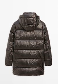 Giacca imbottita nera con finitura lucida, dotata di cappuccio, cuciture orizzontali e maniche lunghe. La vista posteriore mostra un orlo leggermente curvo.