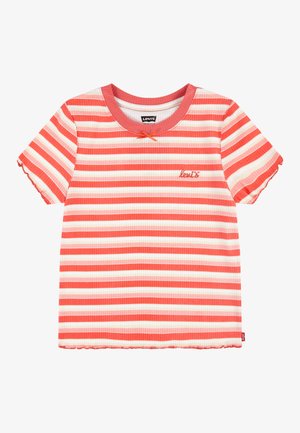 Stribet t-shirt i nuancer af koral og off-white, ribbet tekstur, korte ærmer, rund hals, med et lille logo broderet på forsiden.