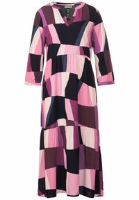 Šaty s květinovým vzorem, délka ke kolenům, výstřih do V, rukávy tři čtvrtě a vrstvený střih, v odstínech růžové, námořnické modři a vínové.