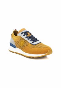 Zapatillas de hombre en amarillo, gris y marino. Confeccionadas con tejido de malla, acentos de ante texturizado, puntera redonda y una suela blanca acolchada.
