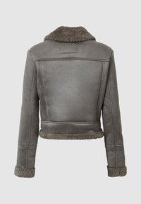 Giacca in suede grigia con colletto, polsini e orlo in finta shearling marrone scuro, mostrata da dietro su uno sfondo chiaro e uniforme.