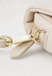 Valentino Bags OCARINA - Taštička na mobil - ecru