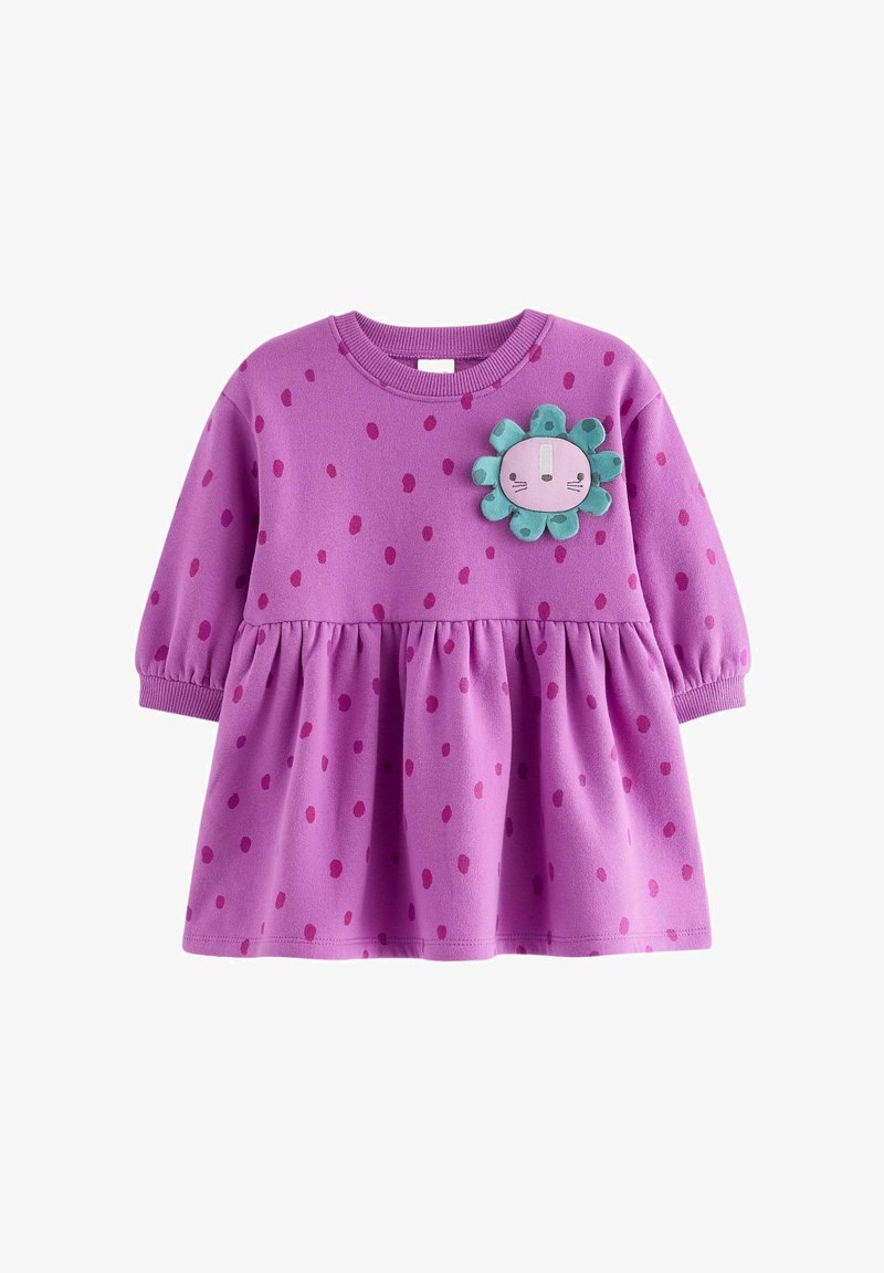 Robe en coton violette à manches longues, avec une taille froncée, des pois roses, et un patch en tissu en forme de fleur sur la poitrine.