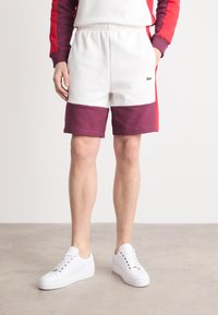 Lacoste ELEVATED COLORBLOCK  - Verryttelyhousut - flour/red-spleen