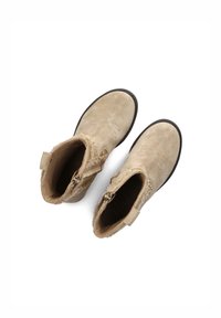 Beige suède enkellaarsjes met een gestructureerde bovenkant en decoratieve stiksels. Voorzien van een zijrits en een zwarte rubberen zool.