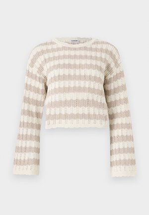 Suéter de crochet em bege e creme, com mangas largas, riscas horizontais e um design cropped com bordas em forma de onda.