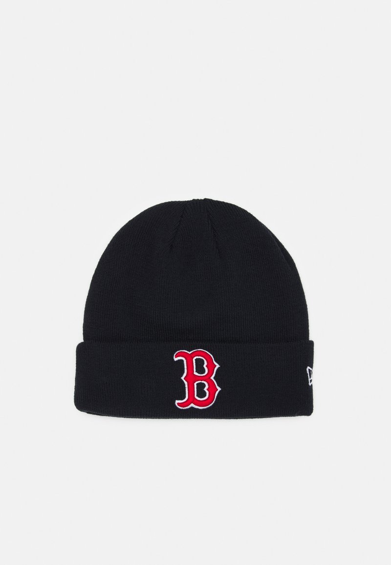 Gorro de punto negro con un dobladillo y un logotipo rojo "B" bordado en el frente. Textura suave con un diseño ajustado.