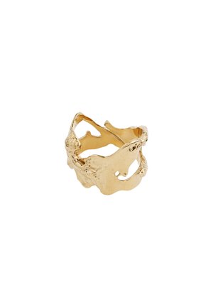 Kullaetud sõrmus, millel on abstraktne orgaaniline disain avatud alade ja tekstuursete pindadega, esitleb lainelist, skulpturaalset kuju.