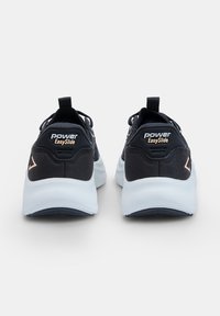 Baskets noires avec une tige en mesh, semelle intermédiaire blanche et semelle extérieure noire. Comprend le logo "Power EasySlide" et un talon ergonomique pour le confort.