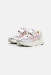 Zapatillas deportivas que combinan materiales sintéticos en rosa pastel y plateado, con un collarín acolchado, cierre de cordones y una correa de Velcro para un ajuste seguro.
