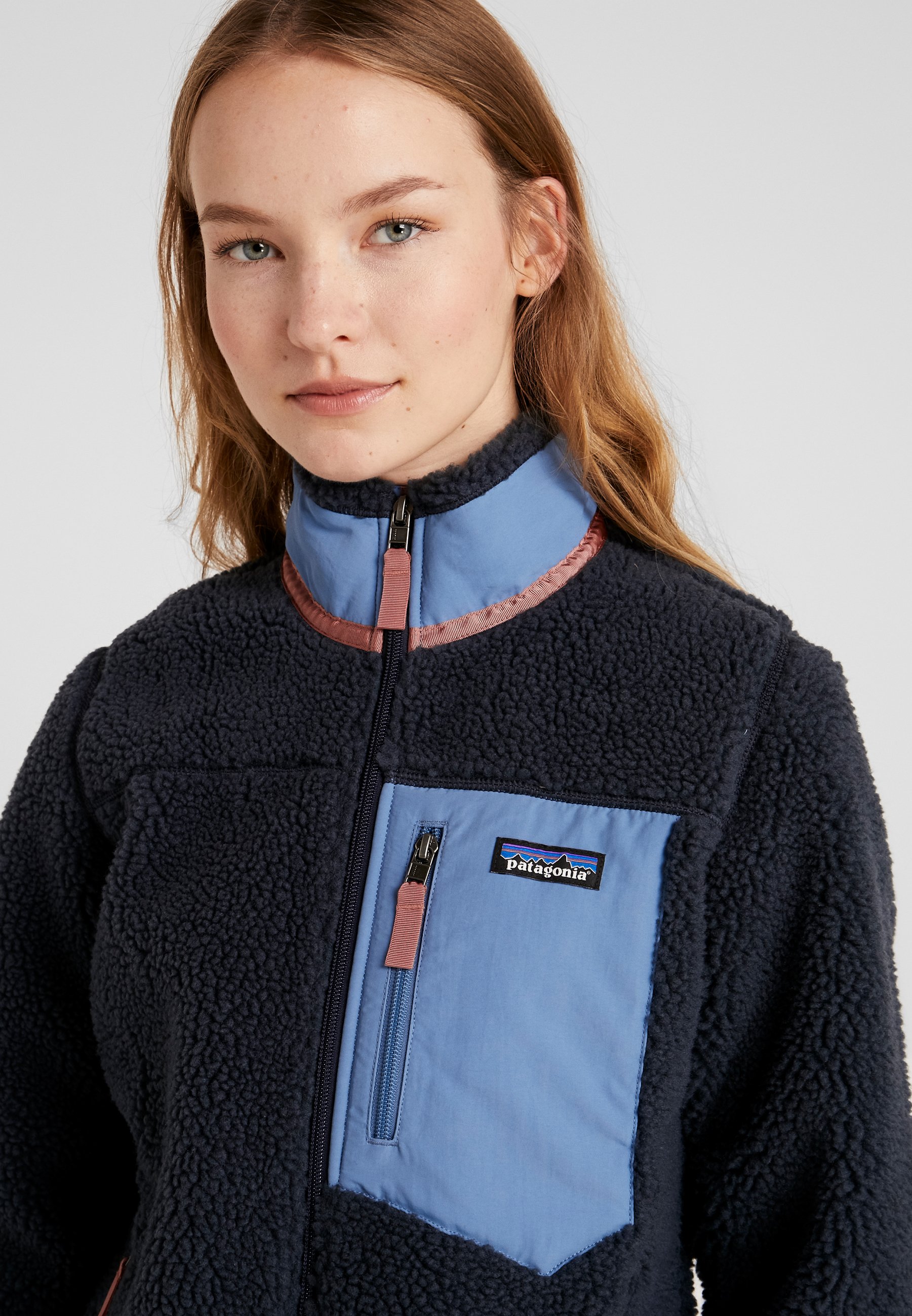 Patagonia CLASSIC RETRO Fleecejakke smolder blue Patagonia CLASSIC RETRO Fleecejakke natural Zalando.no