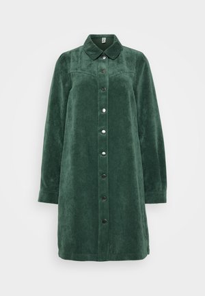 Grünes Cordhemdkleid mit Kragen, langen Ärmeln und Knopfleiste. Mit vertikaler Ripptextur und gerader Silhouette.