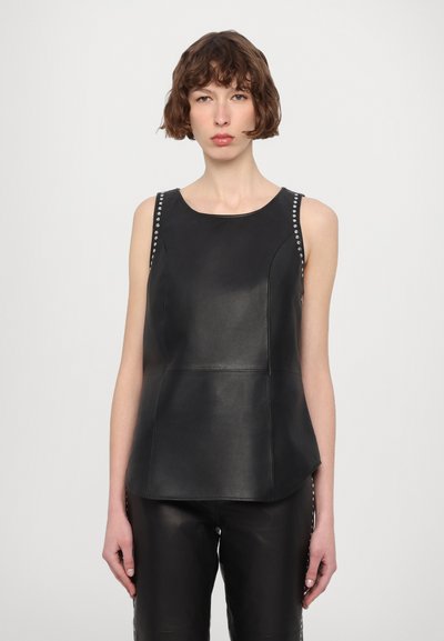 Haut sans manches en cuir noir avec des clous décoratifs en argent le long des coutures des épaules. Texture lisse avec un corsage ajusté et un ourlet évasé.