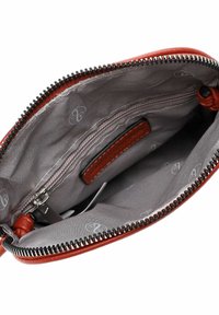 Interno di un portafoglio rosso in pelle con zip, foderato in tessuto grigio. Contiene più scomparti per carte e un piccolo vano con zip. Texture liscia.