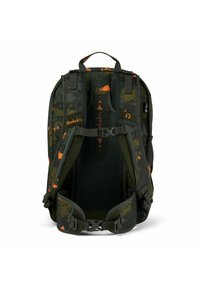 Sac à dos à motifs camouflage vert et orange, avec un dos rembourré, un intérieur en maille, des bretelles ajustables et une fermeture à boucle à l'avant.