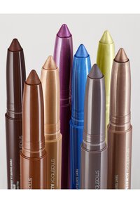 Åtta makeupstift i kritform med metalliska nyanser: brun, brons, guld, lila, blå, grön, grå och koppar. Slät, glänsande finish.
