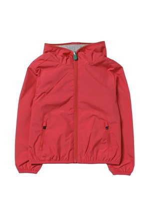Giacca leggera rossa con cappuccio, zip frontale completa, polsini elasticizzati e due tasche laterali. Texture liscia e design minimalista.