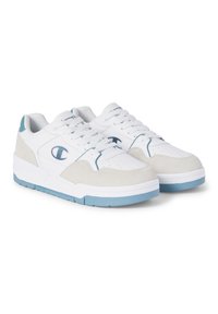 Weiße und hellgraue Sneaker aus Wildleder und Leder. Blaue Akzente und Markenlogo an der Seite, mit perforierten Details an der Zehenpartie.