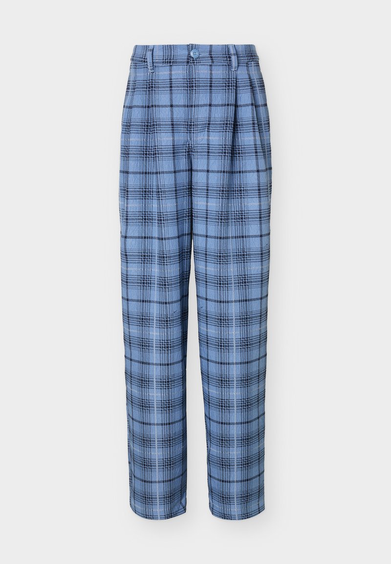 Pantalones de pierna recta en azul claro con patrón de cuadros en blanco y negro, cierre de botones y trabillas para cinturón.