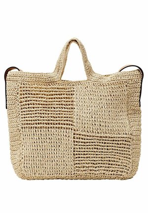 Grand sac cabas tissé beige avec motif tricot patchwork et poignées courtes sur fond blanc.