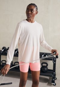 Nike Performance ONE RELAXED - Långärmad tröja - light orewood burnt