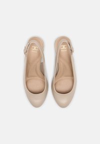 Scarpe slingback in pelle beige con finitura liscia, punta affusolata e soletta imbottita. Logo Dune impresso sulla soletta.