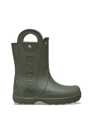 Olijfgroene mid-kuit Crocs regenlaars met geperforeerde handvatgaten en een geprofileerde zool voor gebruik buitenshuis.