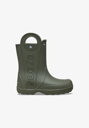 Bota de lluvia Crocs verde oliva hasta media pantorrilla con agujeros perforados para agarrar y suela texturizada para uso exterior.