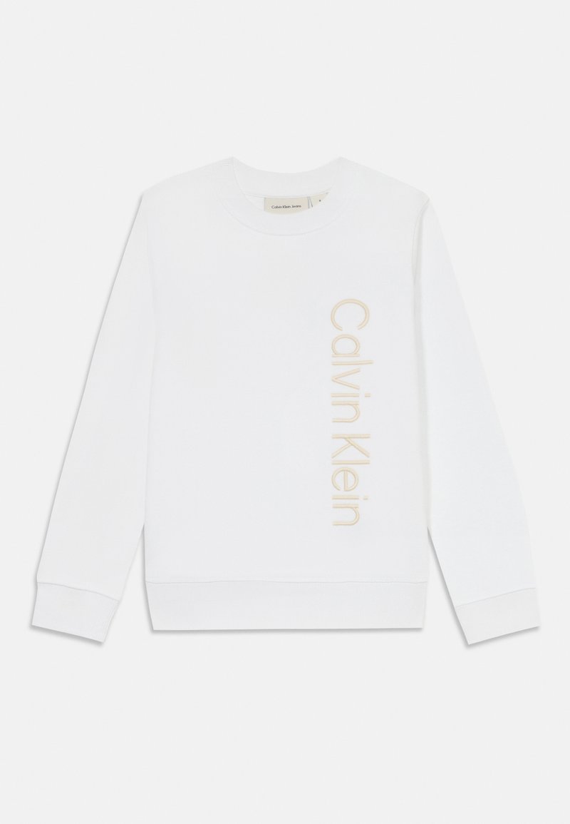 Sweat-shirt blanc en coton doux, avec un col rond, des manches longues et un logo "Calvin Klein" vertical beige sur le devant.