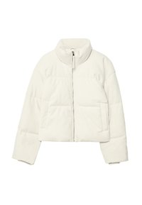 Offene weiße, kurze Pufferjacke mit hohem Kragen, durchgehendem Reißverschluss, langen Ärmeln und Seitentaschen, flach auf einem weißen Hintergrund ausgelegt.