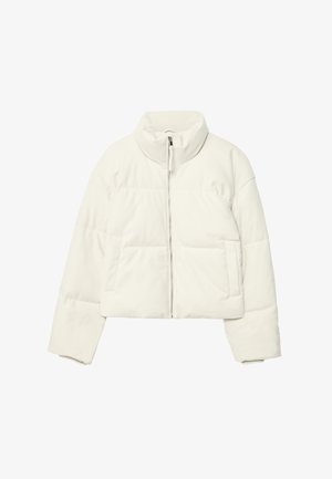 Off-white skrajšani puhovka z visokim ovratnikom, polnim zadrgo, dolgimi rokavi in stranskimi žepi, ležijo ravno na belem ozadju.