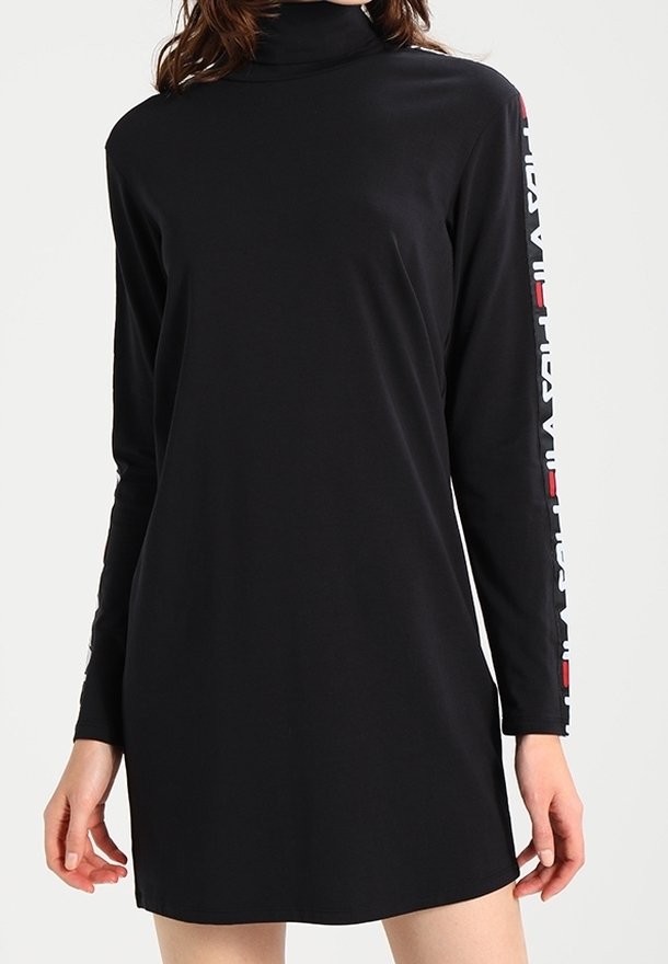 Robe noire à manches longues avec un col montant. Présente un texte en rouge et blanc le long de la manche gauche. Tissu lisse avec une coupe décontractée.