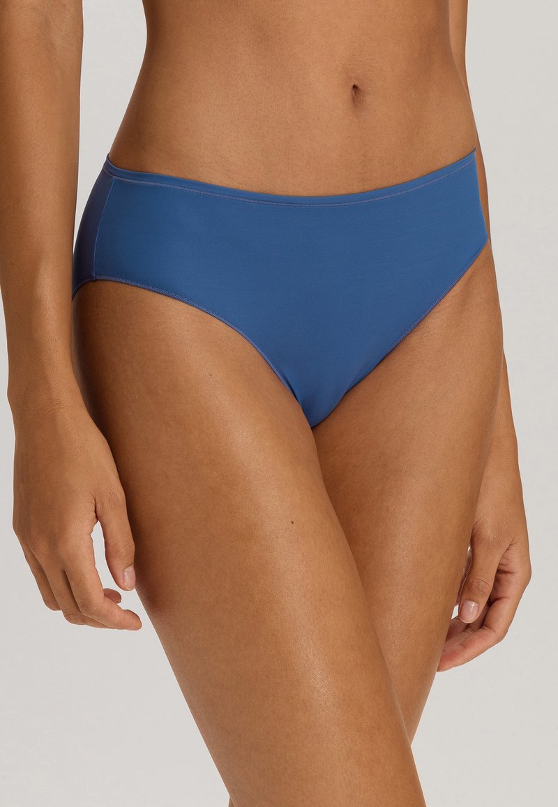 Modré bikini spodní část vyrobená z hladké látky, se středně vysokým střihem a jemnými švy podél pasu a nohavic.
