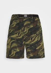 Shorts pour hommes à motif camouflage avec des tourbillons verts, marron et noirs, dotés d'une ceinture en sangle noire réglable avec une boucle en plastique.
