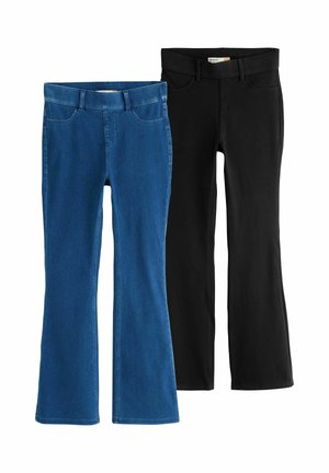 Et par blå bootcut-jeans og et par sorte bootcut-jeans side om side på en hvid baggrund.