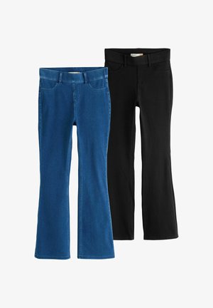 Et par blå bootcut-jeans og et par sorte bootcut-jeans side om side på en hvid baggrund.