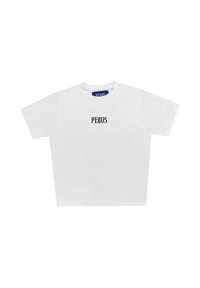 Camiseta blanca de algodón con mangas cortas y cuello redondo. Presenta el texto "PEQUS" en negro en el frente. Diseño sencillo sin estampados.